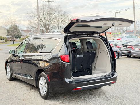 Used 2018 Chrysler Pacifica Touring-L image 30