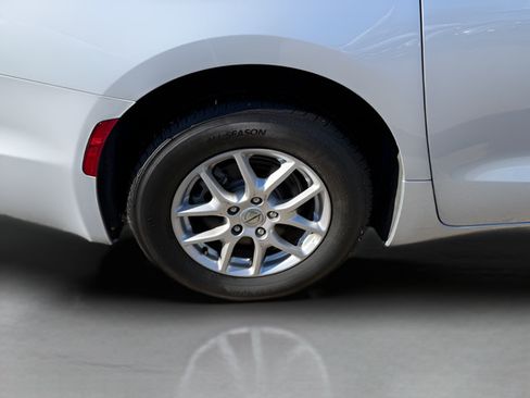 Used 2024 Chrysler Pacifica Touring-L FWD image 29