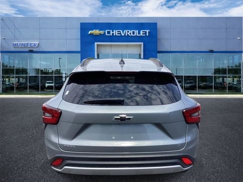Used 2025 Chevrolet Trax LT FWD image 3