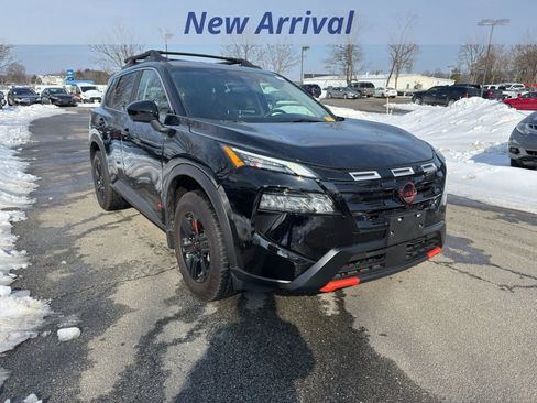 Used 2025 Nissan Rogue SV image 2