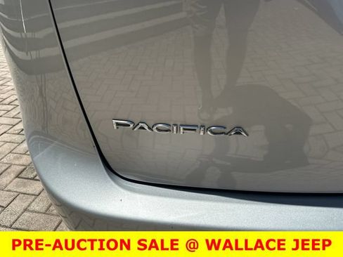 Used 2024 Chrysler Pacifica Touring-L FWD image 10