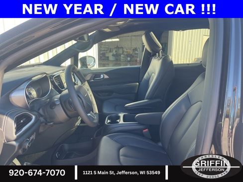 Used 2025 Chrysler Pacifica Select image 7