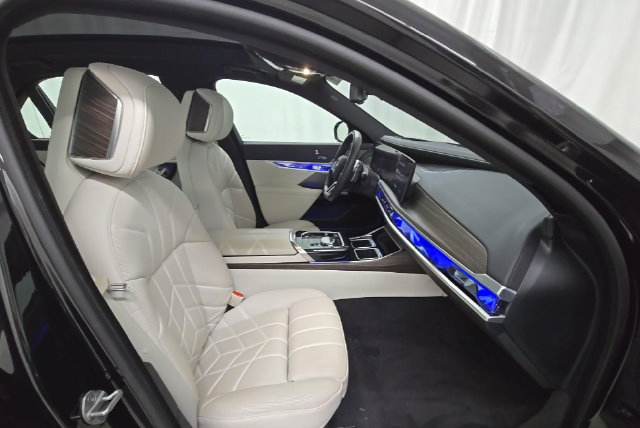 Used 2023 BMW 740i RWD image 8