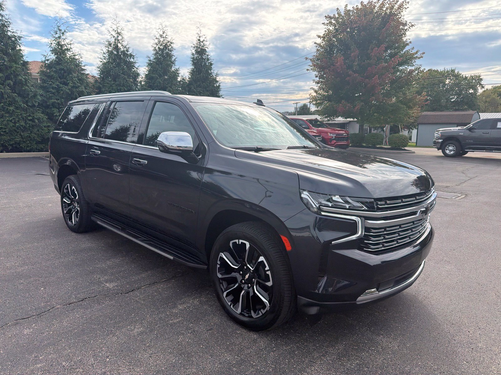 Used 2023 Chevrolet Suburban Premier w/ Premium Package AWD/4WD image 7