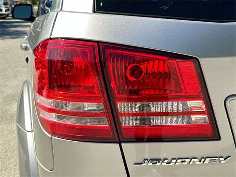 Used 2017 Dodge Journey SE image 8