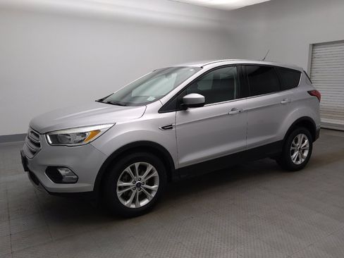 Used 2019 Ford Escape SE FWD image 2
