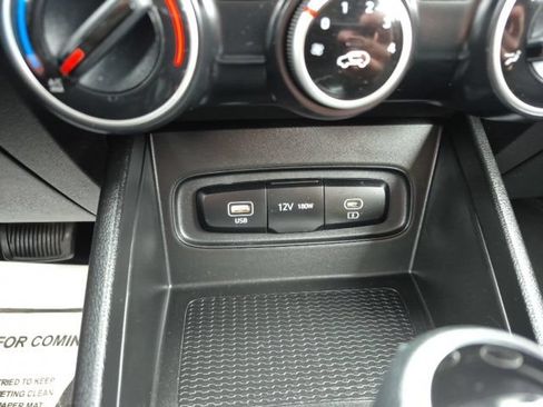 Used 2025 Hyundai Venue SE FWD image 27