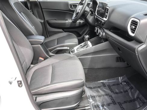 Certified 2025 Hyundai Venue Limited FWD image 37