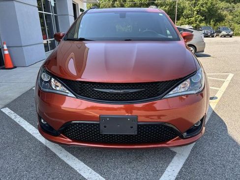 Used 2018 Chrysler Pacifica Touring Plus w/ S Appearance Package FWD image 3