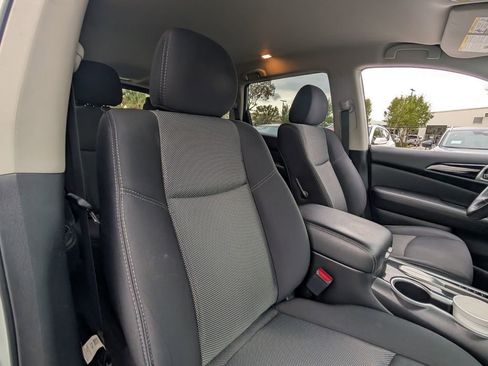 Used 2019 Nissan Pathfinder SV image 16