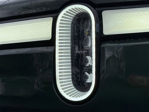 Used 2022 Rivian R1T Adventure image 17