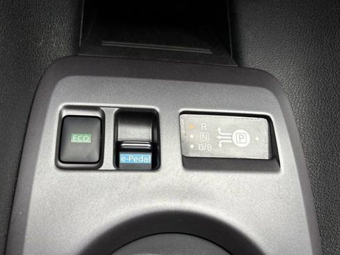 Used 2022 Nissan Leaf S image 32