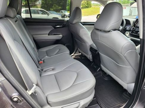 Used 2022 Toyota Highlander XLE AWD/4WD image 24