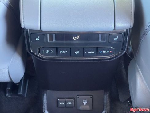 Used 2024 Toyota Highlander Platinum image 14