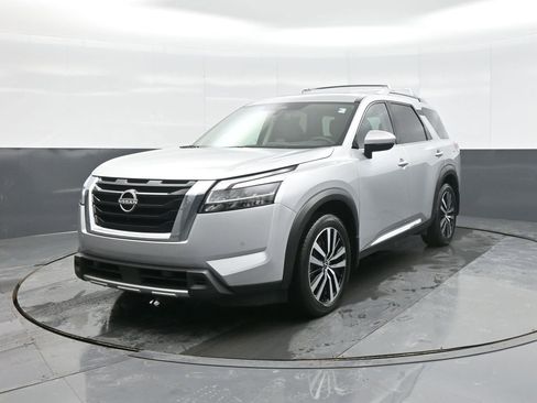 Used 2023 Nissan Pathfinder Platinum image 3