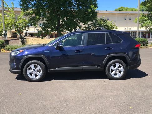 Used 2021 Toyota RAV4 XLE AWD/4WD image 3