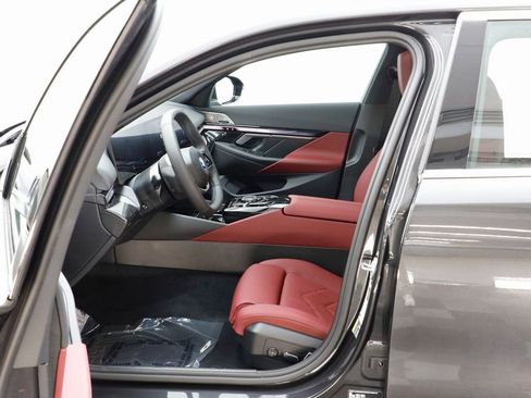 New 2025 BMW i5 xDrive40 w/ Premium Package image 6