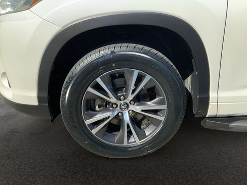 Used 2017 Toyota Highlander Plus FWD image 38