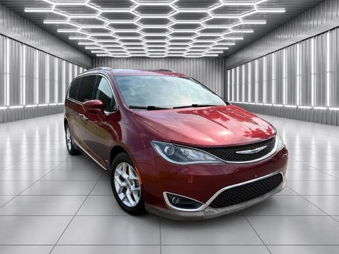 Used 2020 Chrysler Pacifica Touring-L w/ Tire & Wheel Group FWD image 2