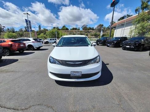 Used 2022 Chrysler Voyager LX FWD image 3