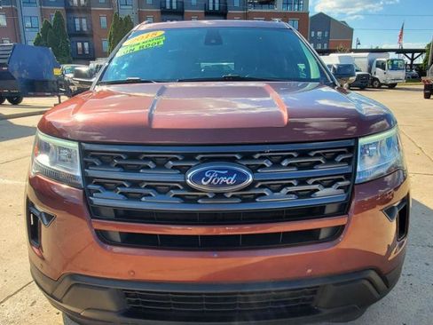 Used 2018 Ford Explorer XLT w/ Equipment Group 202A FWD image 2