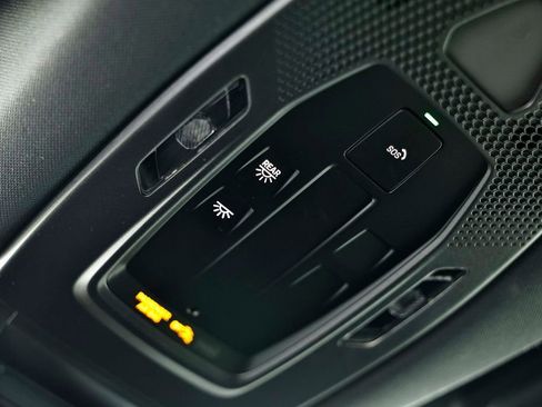 Certified 2025 Porsche Cayenne AWD/4WD image 34