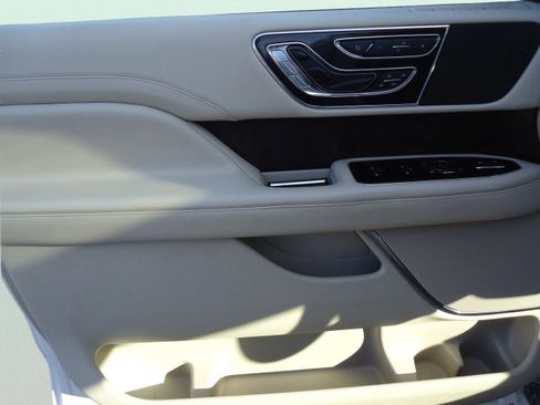 Used 2019 Lincoln Navigator L Reserve image 27