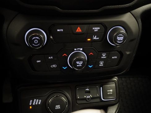 Used 2023 Jeep Renegade Latitude AWD/4WD image 34