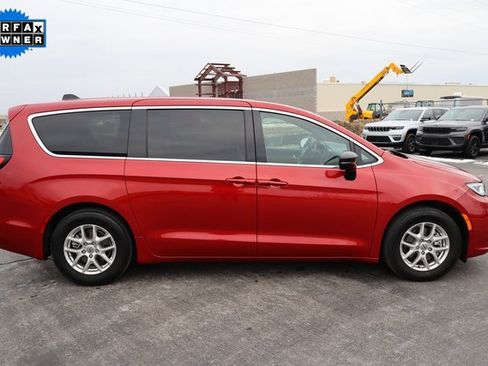 Used 2025 Chrysler Pacifica Select image 3
