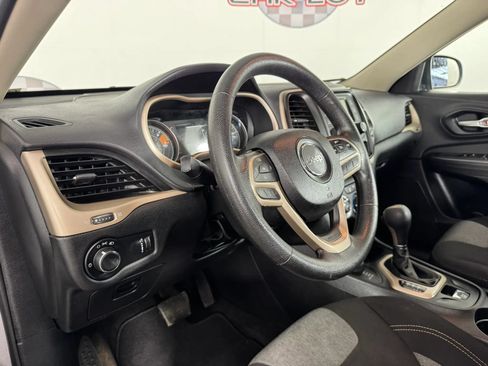Used 2017 Jeep Cherokee Sport AWD/4WD image 10