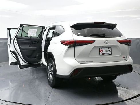 Used 2023 Toyota Highlander XLE FWD image 64