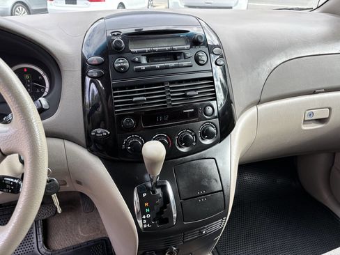 Used 2005 Toyota Sienna LE image 10