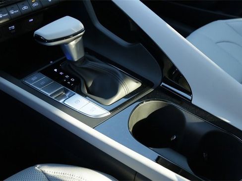 New 2025 Hyundai Elantra Limited image 16