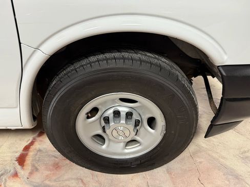 Used 2017 Chevrolet Express 2500 RWD image 31
