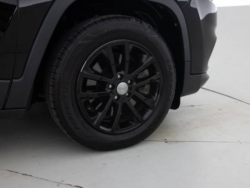 Used 2019 Jeep Cherokee Latitude Plus w/ Cold Weather Group FWD image 19