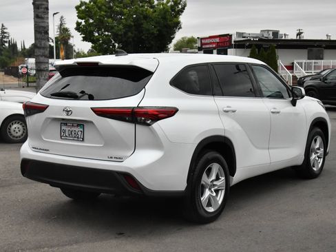 Used 2022 Toyota Highlander LE AWD/4WD image 8