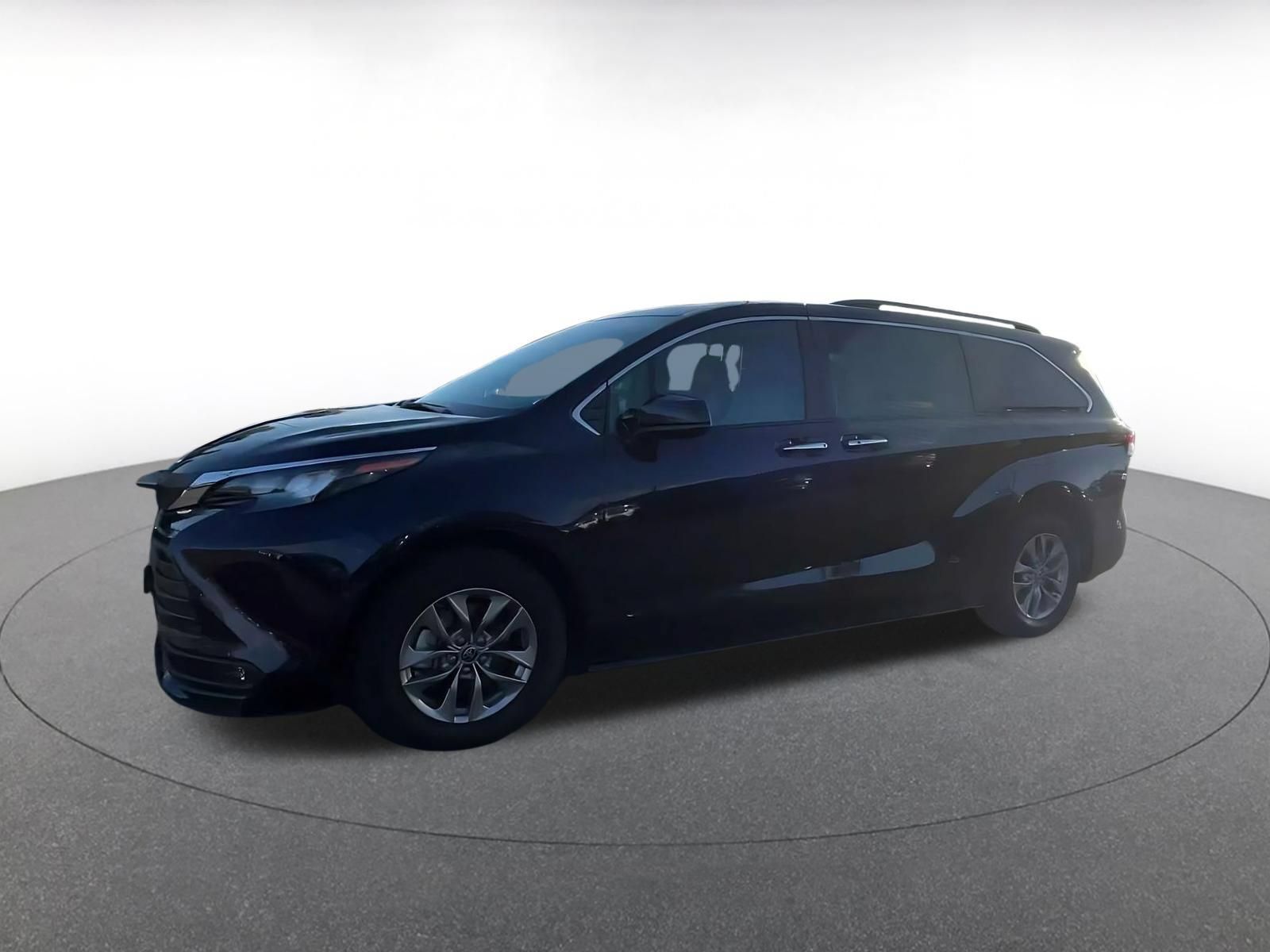 Used 2025 Toyota Sienna XLE FWD image 7
