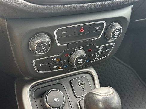 Used 2018 Jeep Compass Latitude w/ Popular Equipment Group AWD/4WD image 29
