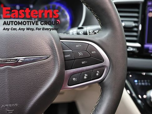 Used 2023 Chrysler Pacifica Touring-L FWD image 15
