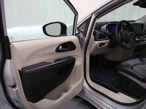 Used 2024 Chrysler Pacifica Touring-L image 10