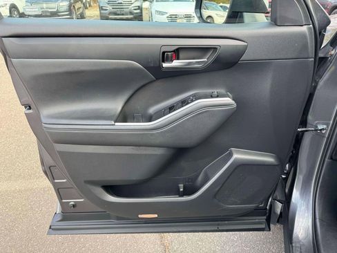 Used 2021 Toyota Highlander XLE image 15