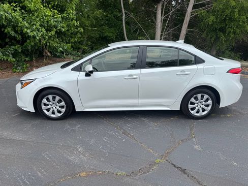 Used 2024 Toyota Corolla LE FWD image 2