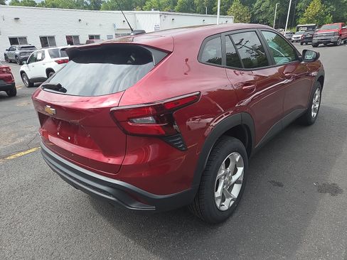 Used 2024 Chevrolet Trax LS w/ LS Convenience Package FWD image 3