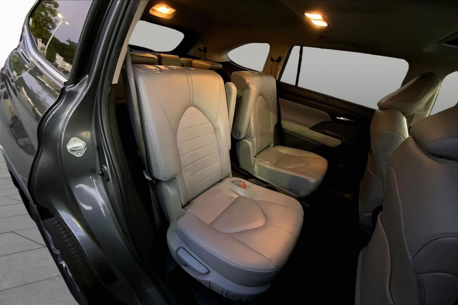 Used 2024 Toyota Highlander XLE FWD image 17