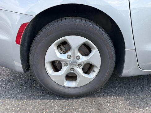 Used 2018 Chrysler Pacifica Touring Plus FWD image 13