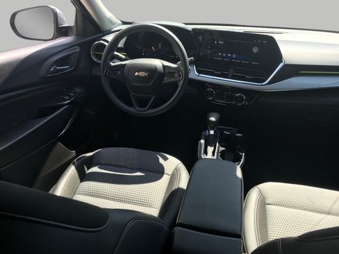 Used 2025 Chevrolet Trax LT FWD image 6