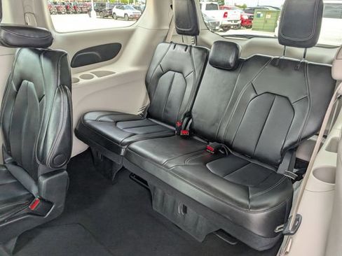 Used 2024 Chrysler Pacifica Touring-L FWD image 19