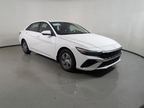 Certified 2025 Hyundai Elantra SE image 1