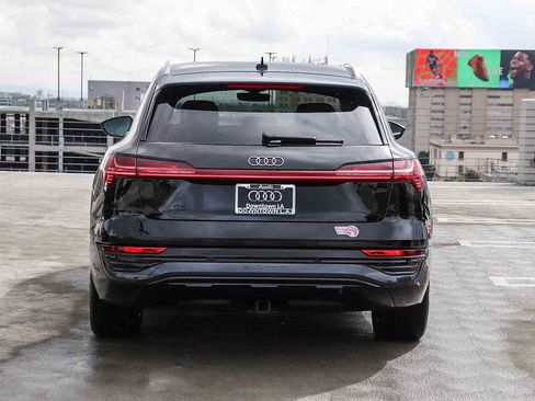 Used 2024 Audi Q8 e-tron Premium Plus image 5