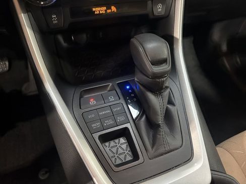 Used 2021 Toyota RAV4 XLE AWD/4WD image 29